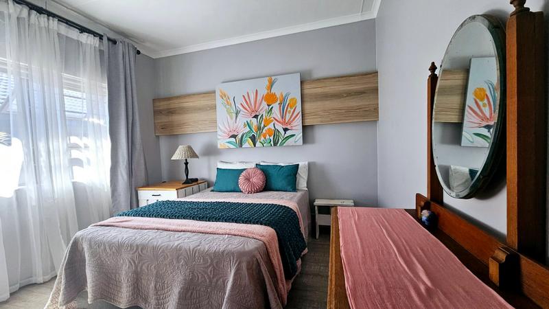 6 Bedroom Property for Sale in Fraaiuitsig Western Cape